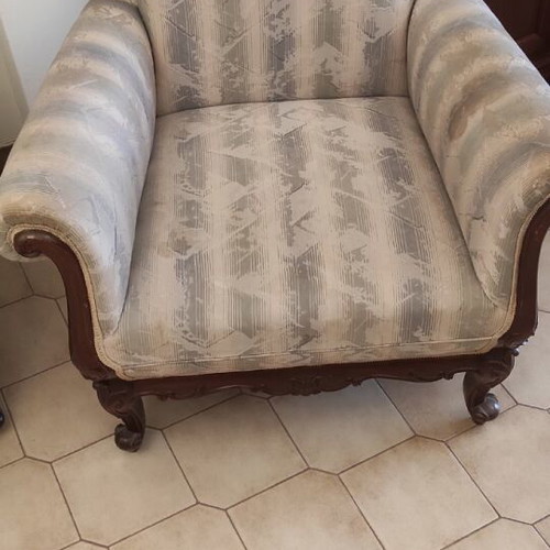 Traditional living room set with coffee table like new