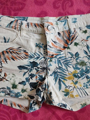 Stradivarius shorts 36 like new, mid waist