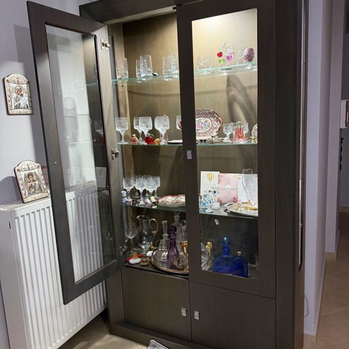 Solid wood showcase like new with solid wood and soft-close hinges