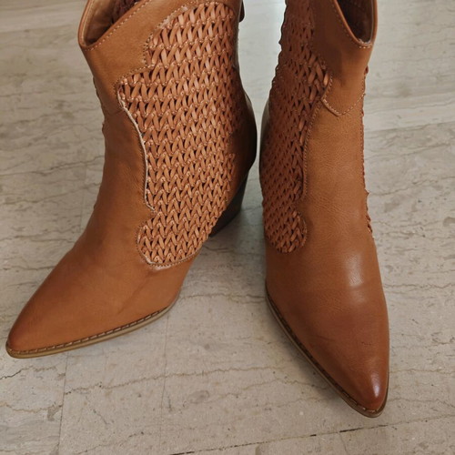 Brown ankle boots with knitted design and stable heel like new