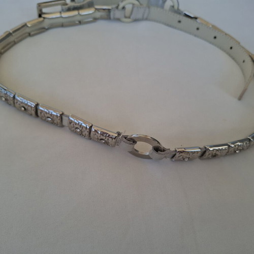 Women's belt silver color leather used