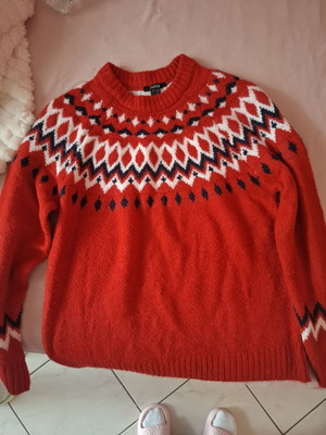 Pullover red size L like new, warm