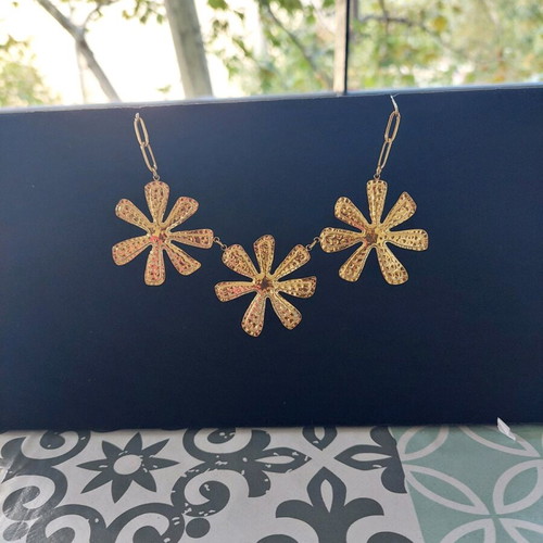 Steel necklace with gold daisies like new