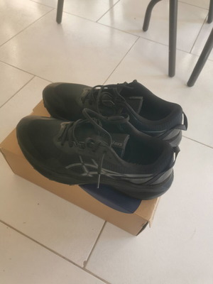 Asics Gel Venture 11 αθλητικά παπούτσια σαν καινούργια, μέγεθος 44.5, μαύρα