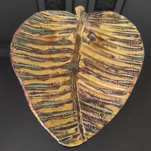 Decorative leaf-shaped platter glass ceramic, like new