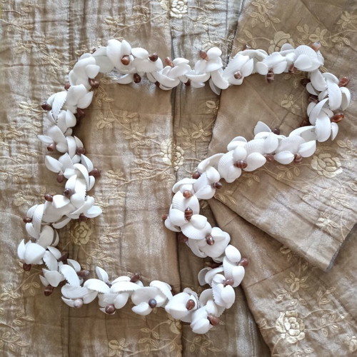 Decorative shell garland like new, 95 cm