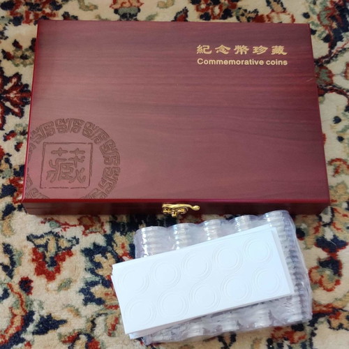 Velvet coin case for 100 collectible coins with capsules