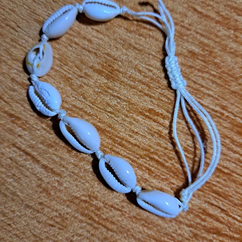 Bracelets with shells new, pack of 3, adjustable cord