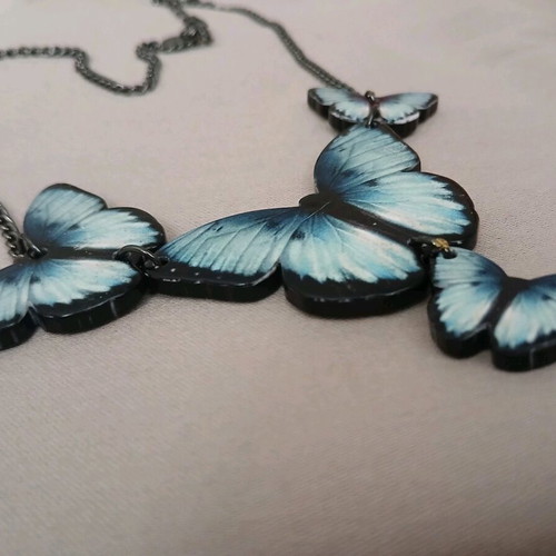 Choker necklace with butterflies like new, blue shades