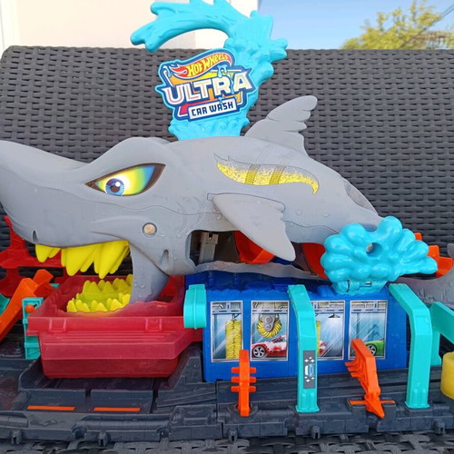 Hotwheels Shark Car Wash playset like new