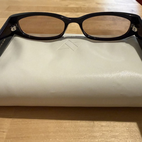AV sunglasses Noemie black like new with case and box