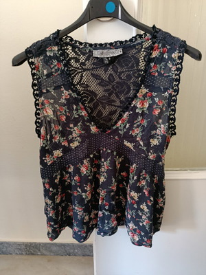 Attrattivo floral blouse with lace back, like new, size S