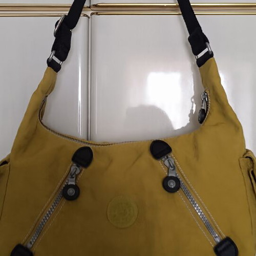 Kipling shoulder bag like new, waterproof fabric, gold color