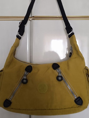 Kipling shoulder bag like new, waterproof fabric, gold color