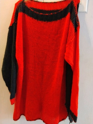 Ръчно плетен пуловер one size в червено и черно, като нов