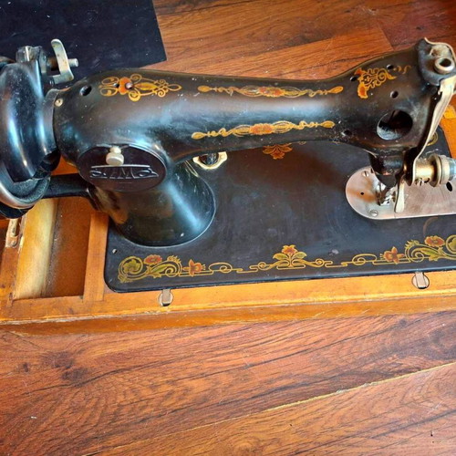 Podolsk 2M Soviet manual sewing machine used with case and key