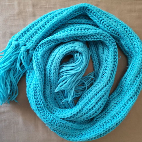 Blue scarf like new with thick knit and warm texture