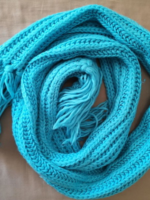 Blue scarf like new with thick knit and warm texture