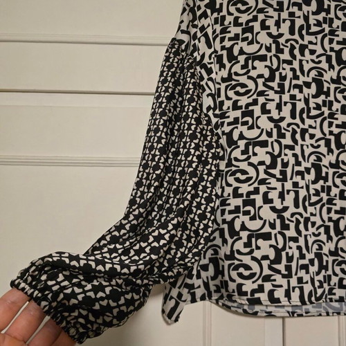 Access women's blouse like new, size S/M, black and white