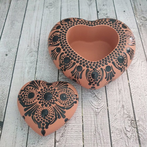 Handmade heart-shaped trinket made of gypsum with dotting technique