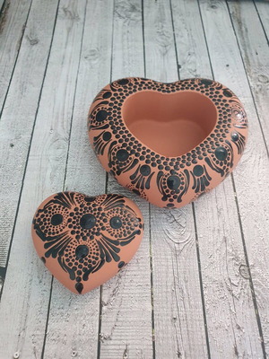 Handmade heart-shaped trinket made of gypsum with dotting technique