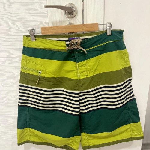 Patagonia Wavefarer Green Board Shorts men's size 34 used