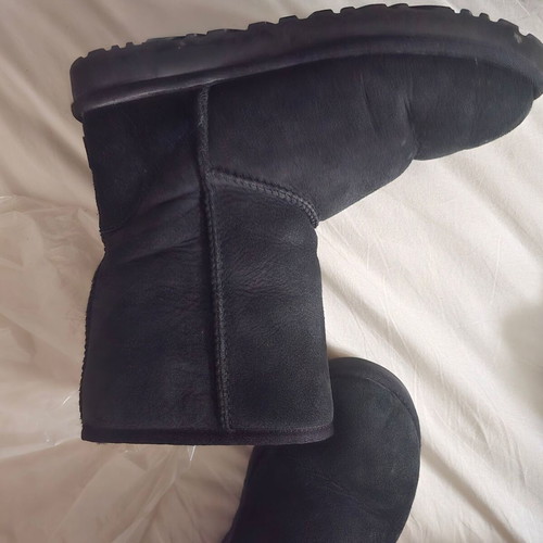 Ugg boots size 39 black like new