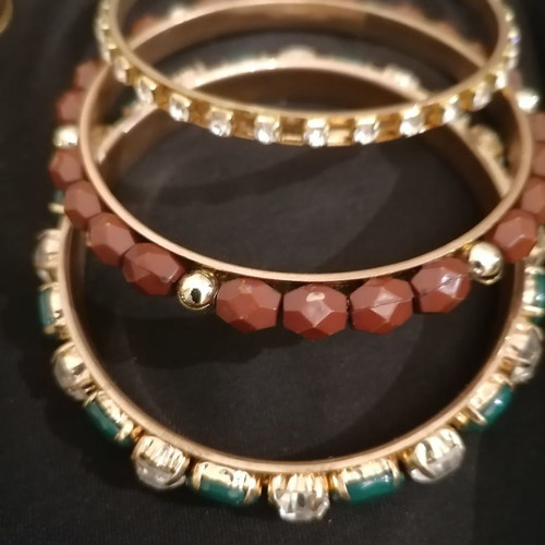 Set of 6 used impressive faux bijoux bracelets