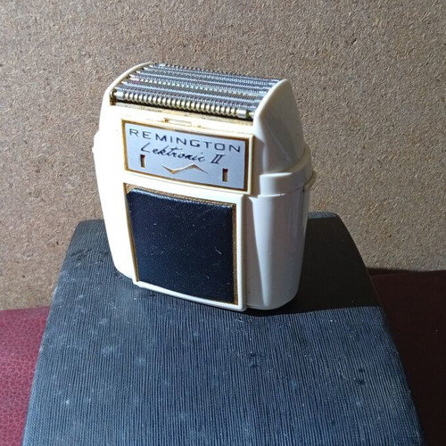 Remington Lektronic II electric shaver, vintage decor