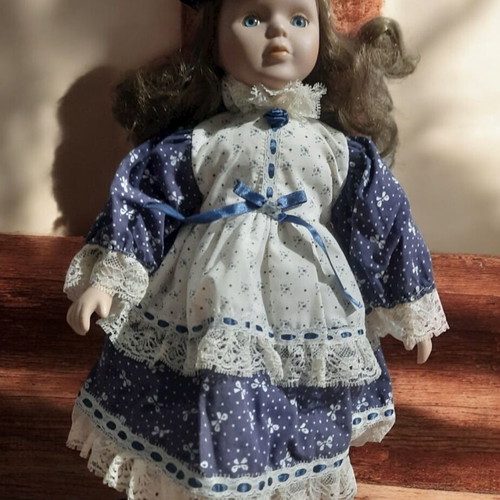 Vintage porcelain doll new, excellent collectible
