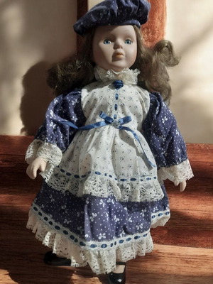 Vintage porcelain doll new, excellent collectible