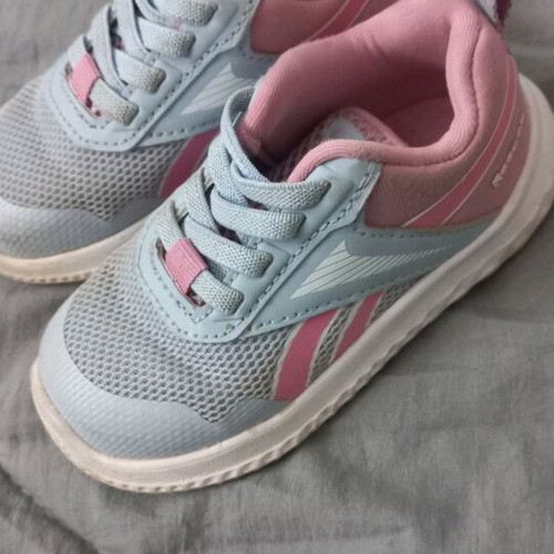 Reebok athletic shoes like new, size 21