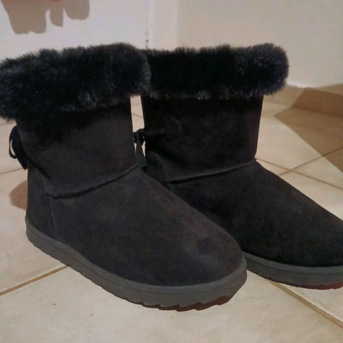 Boots new with fur lining, black, size 40