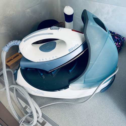 Stirella steam iron like new