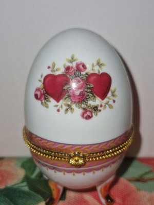 Limoge porcelain decorative egg like new