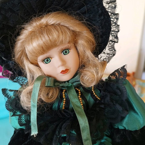 Porcelain doll like new, height 0.46 meters
