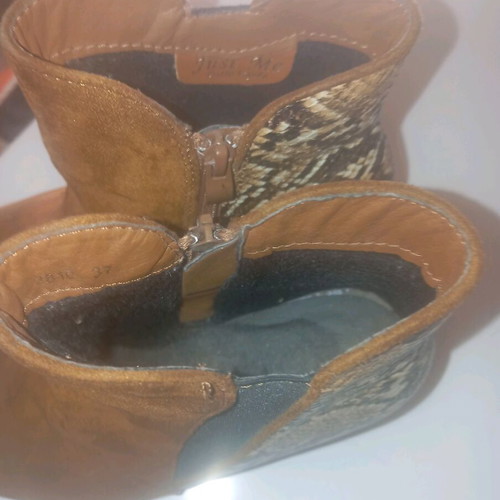 Suede ankle boots with snake pattern size 37 like new, brown