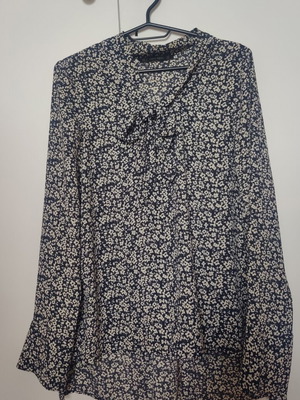 Zara women's shirt small, like new, white and blue