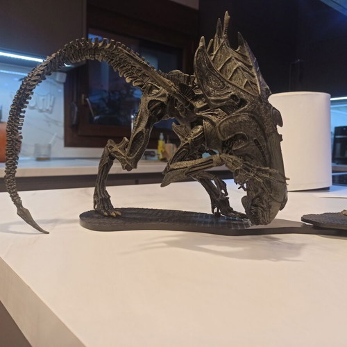 Alien Queen with cocooned terraformer base McFarlane Toys 2003 like new
