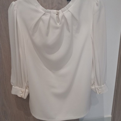 White Joymiss blouse like new with sheer sleeves and pleats