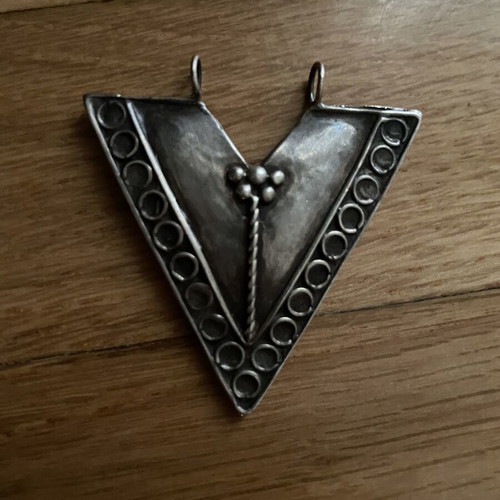 Silver necklace like new with patina