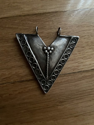 Silver necklace like new with patina