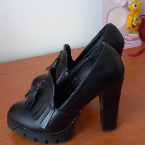 Black women's shoe size 37 like new