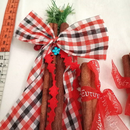 Cinnamon sticks set like new, 5 pieces with ribbons and bow