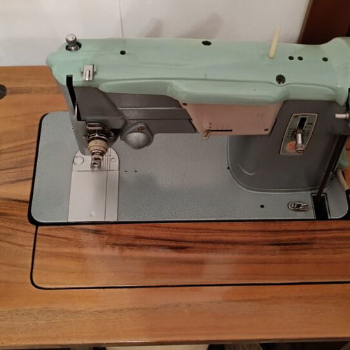 Singer 327K vintage sewing machine with cabinet like new