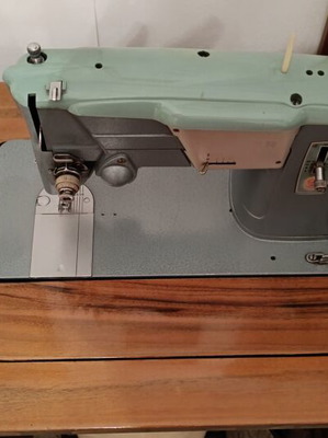 Singer 327K vintage sewing machine with cabinet like new