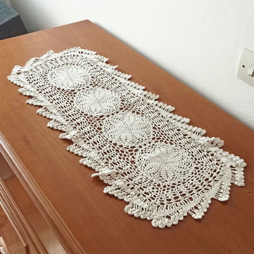 Vintage handmade crochet table runner like new, 70cm x 28cm