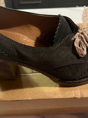 Workshop suede pumps used, green with beige ribbons, size 37