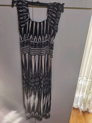 Women's dress used, size M, black and white