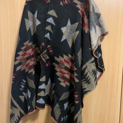 Poncho εμπριμέ σαν καινούργιο, μέγεθος M, μαύρο και κόκκινο